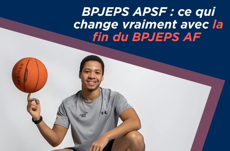 « Étudiant IPMS en tenue sportive posant avec un ballon de basket, illustrant l’article sur les évolutions du BPJEPS APSF. » (118c)