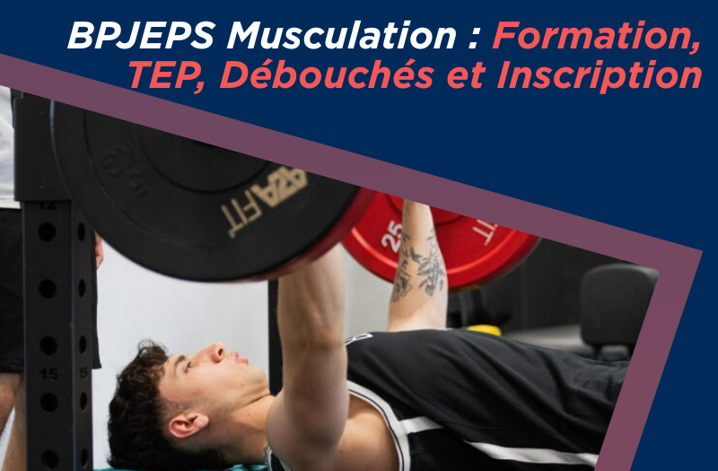 Jeune homme réalisant un développé couché en salle de musculation, avec un encadré présentant le titre : “BPJEPS Musculation : Formation, TEP, Débouchés et Inscription.